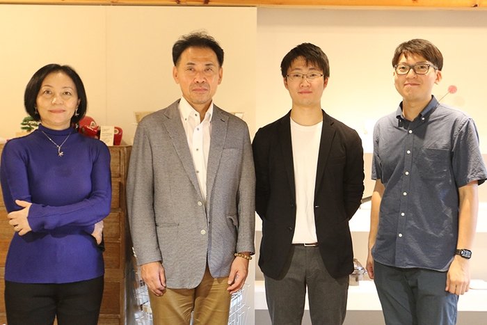 左から 橋田教授 戸張さん 有馬さん 勝山さん