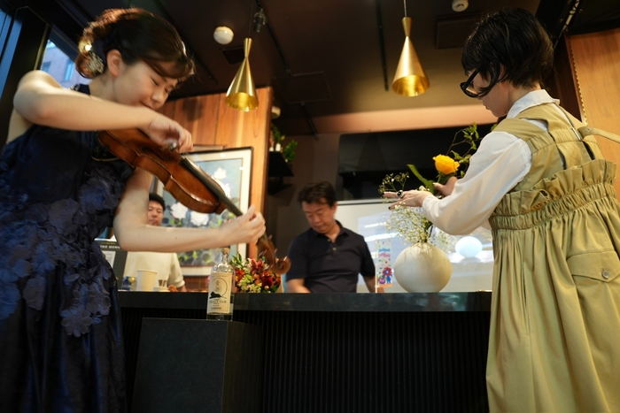 花、ガラス、音楽が重なるひととき