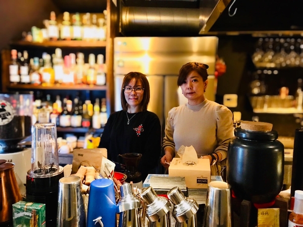 店主の兼島さん(左)と妹さん(右)