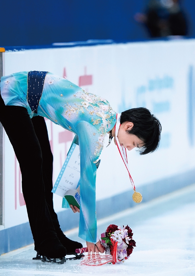 羽生結弦写真集2020～21「YUZU'LL BE BACK Ⅲ」 | 株式会社スポーツ