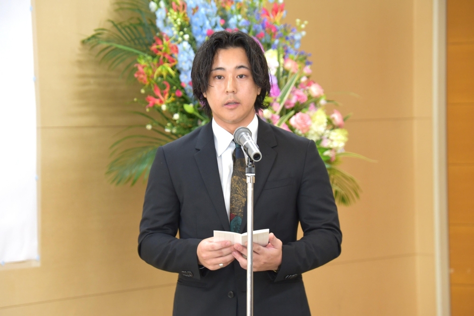 謝辞を述べる野本さん