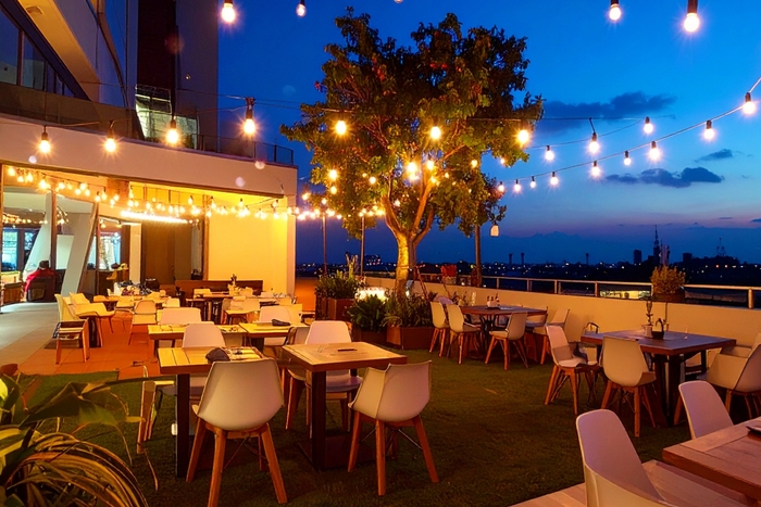 手軽に楽しめるルーフトップビアテラス