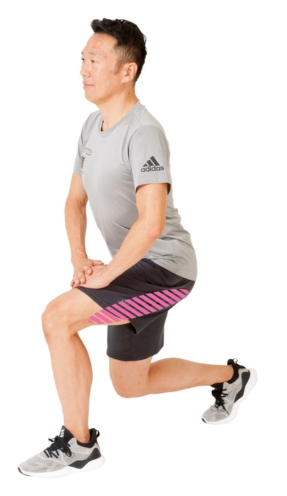 (2)太ももの裏側を鍛える「浅め片脚スクワット」