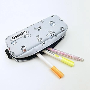 バッグだと思ったらバッグじゃなかった！スヌーピーとOUTDOOR PRODUCTSのコラボシリーズに、遊び心いっぱいの楽しいミニチュアバッグ型ペンケースが仲間入り！