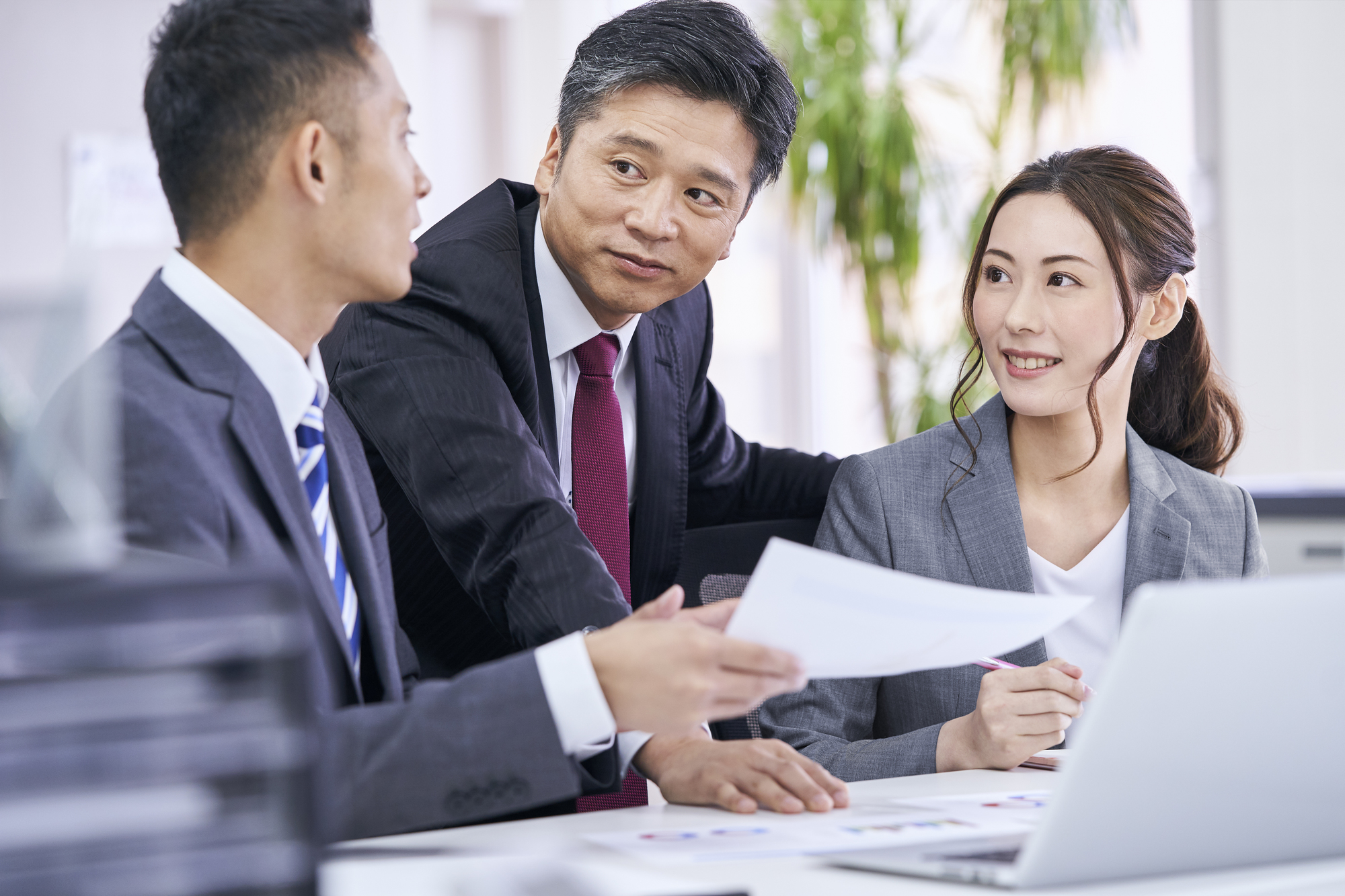 会社とシニア社員が歩み寄って、再雇用・定年引き上げするには？人事が検討・対処すべき3ステップを解説