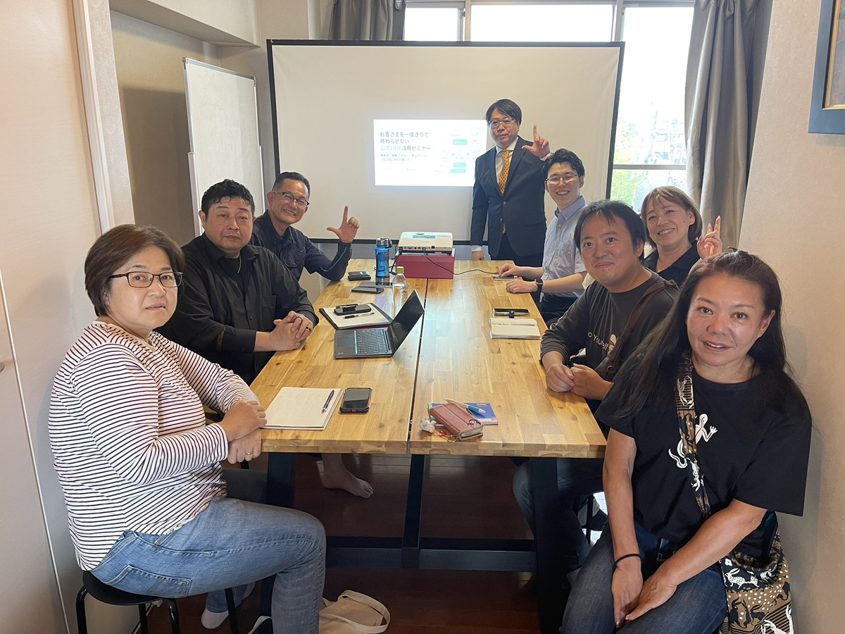 福岡の店舗・サービス事業者10社が参加。回答者全員が「満足」以上、約7割がLINE公式登録済みと回答