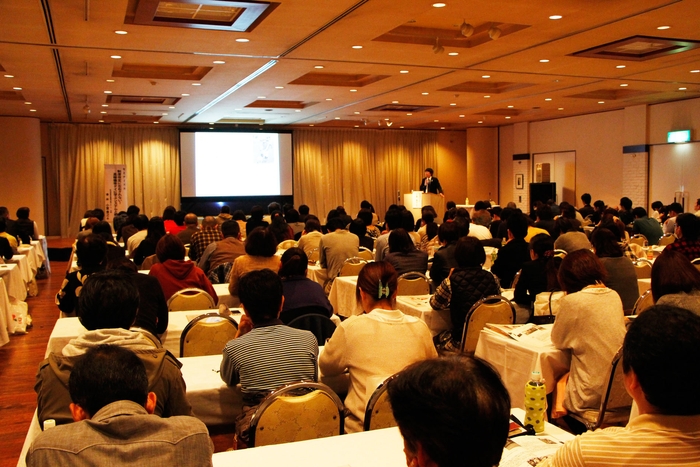 小室氏の講演の様子
