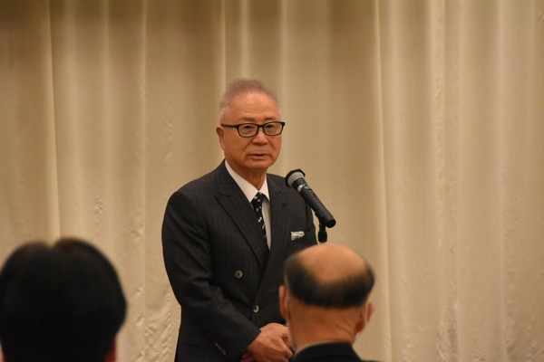 挨拶する谷会長