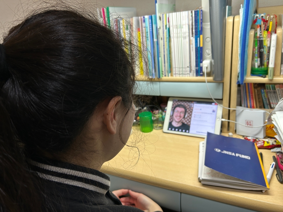 英会話レッスンを楽しむ会員　2