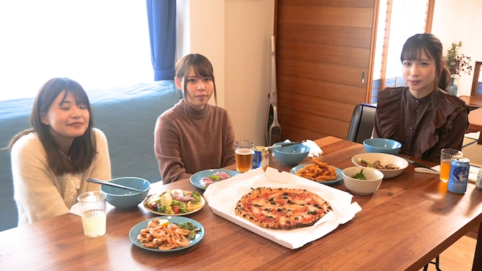 自分たちで釣った魚を調理して女子会