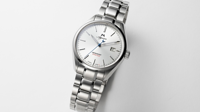 ベルトはケースと一体感のあるメタルベルト