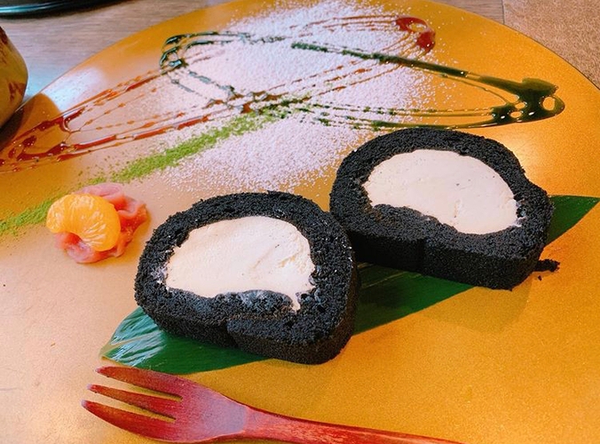 竹炭を使用したもっちり触感の「京黒ロールくろまる」