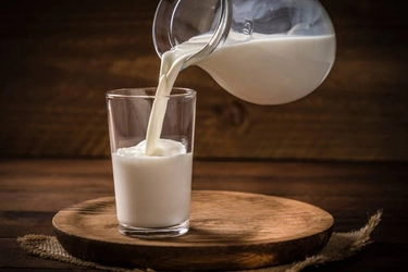 おしっこ我慢は無意味？飲む前の牛乳は都市伝説じゃなかった！医師が翌日スッキリ起きるために実践するリアルな裏技