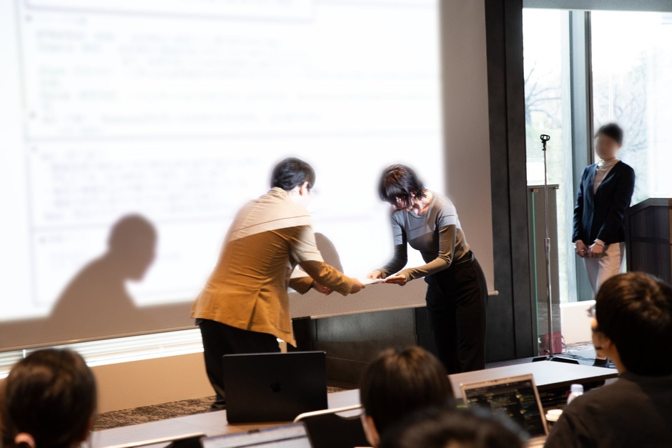 成果と挑戦を称え合う、MVP表彰のひとコマ