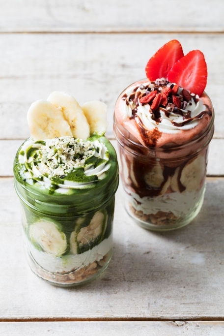 右:イチゴとクコの実のホイップスムージー 980円(税込) 左:抹茶とスピルリナのホイップスムージー 850円(税込)