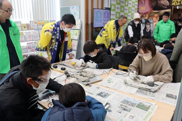 化石のクリーリング体験はゴーグルに軍手と、しっかりとした装備で