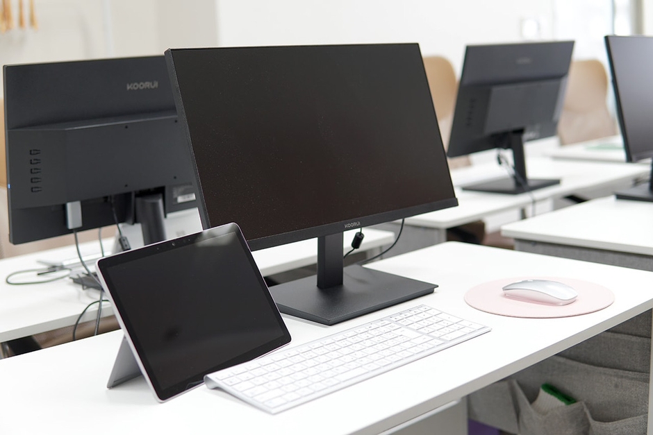 PCやモニターなど、ITの現場で実際に使用される設備を完備し、実務を想定したWEB学習環境を整えています。