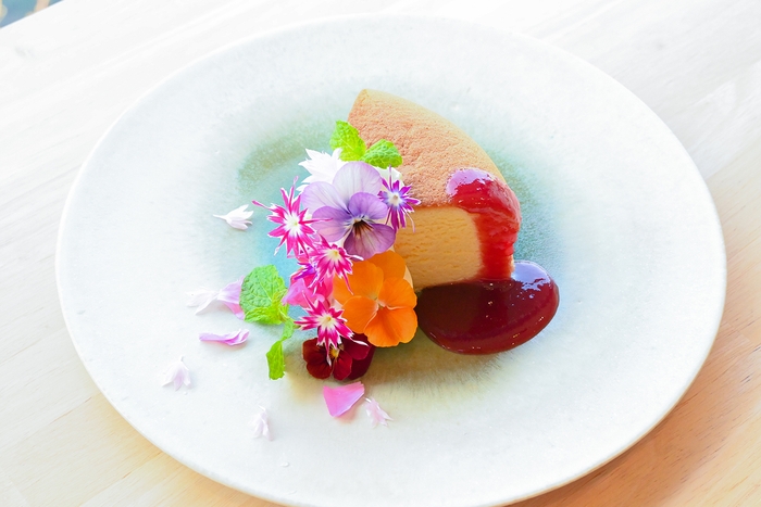 すももジャムを添えた花結いスフレチーズケーキ