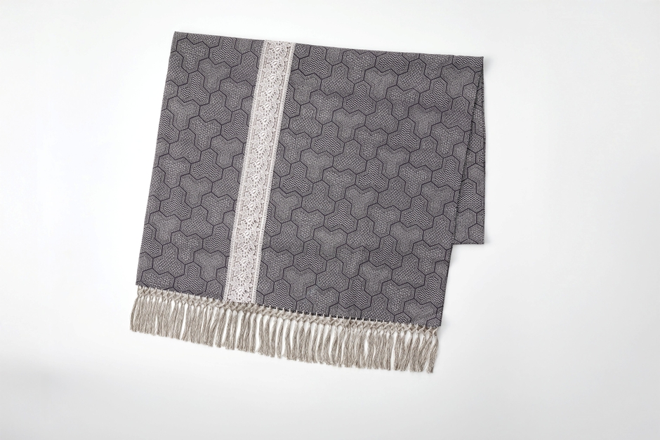 ＜東京染小紋＞　江戸小紋ショール 「毘沙門亀甲」　110,000円(現品限り)