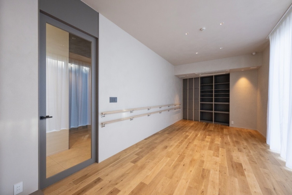 ヨガ・マットピラティス・バレエエクササイズを行うMATルーム