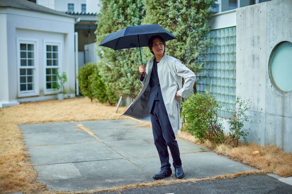 weer Lite 形状記憶 自動開閉雨傘 for men 使用イメージ(男性)