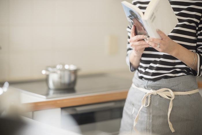 「続きが気になるミステリーはキッチンにも持ち込み、煮込み料理の待ち時間に読書継続。」