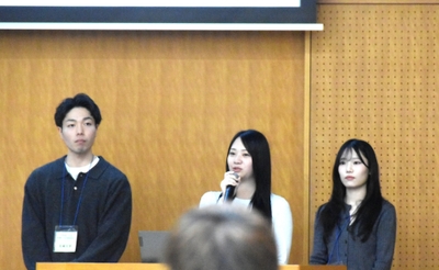 大村知事からの質問に答える窪田華音さん(経営学部3年)