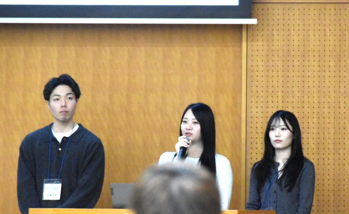 大村知事からの質問に答える窪田華音さん(経営学部3年)