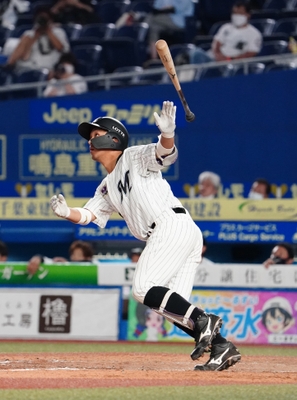 打撃でも益田投手を援護する田村捕手