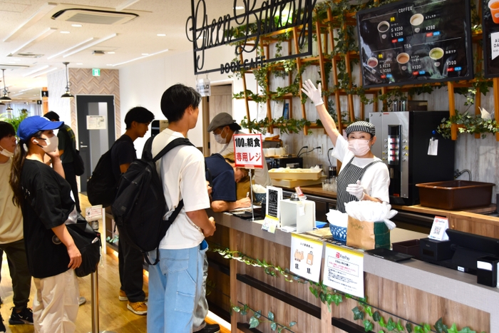 天白キャンパスの「Green Bakery BOOK CAFÉ」には開店と同時に列