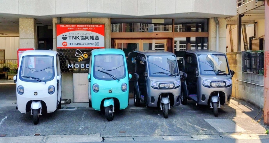 MoBee店舗前に並ぶビベルトライク車両