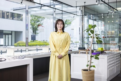 武田メガネ店内での1枚(石川佳純さん)