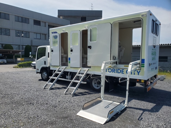 災害用トイレトラック車体(扉が開いている様子)