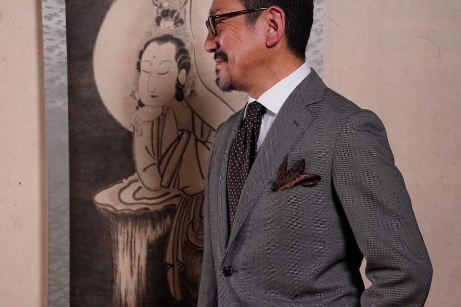 【RIKYU CHIEF】白隠禅師の軸装の前で。モデルが挿しているのは「花文」紋様