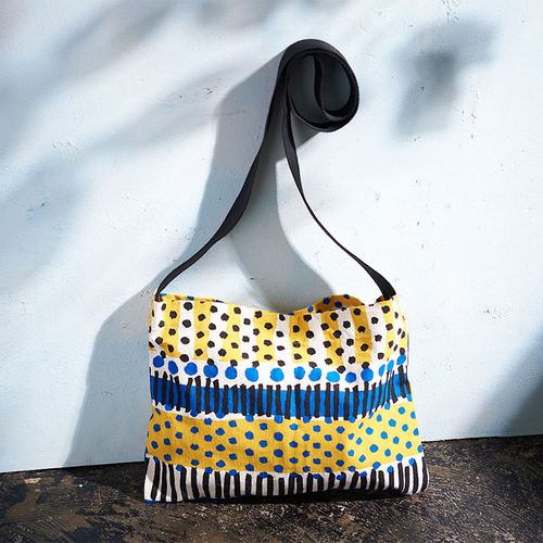 「ミニ ショルダーバッグ Graphical」価格：490円／アフリカンテイストの幾何学模様がかわいい綿素材のショルダーバッグ。