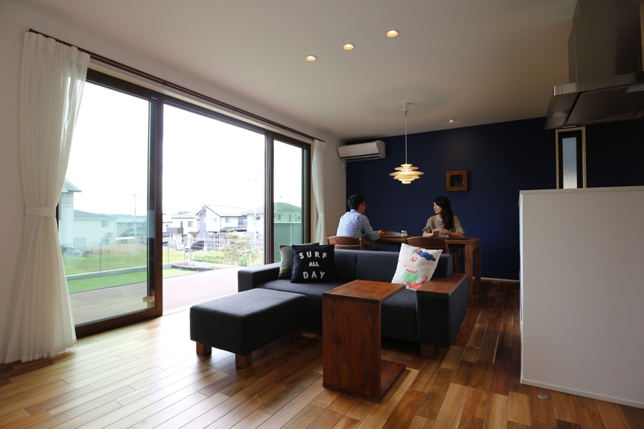 Y様邸のリビング・ダイニングは、センターオープンの窓で、大きな空と目の前に広がる庭の緑を眺められる