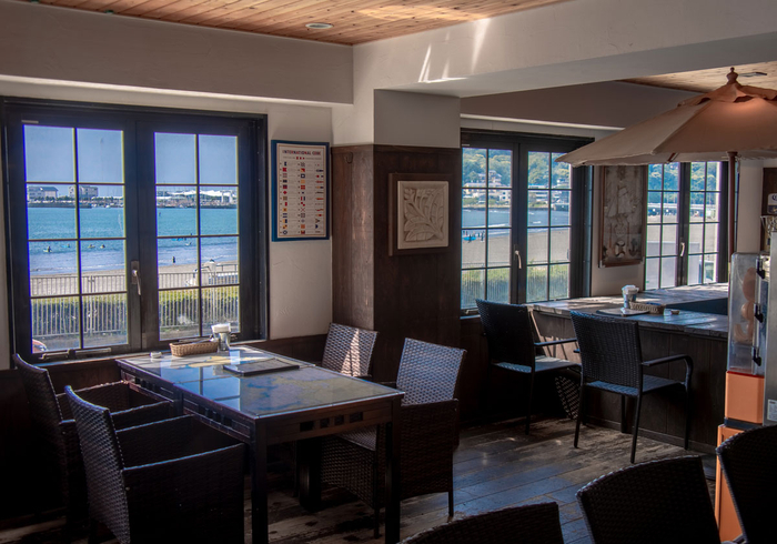 海と江ノ島を眺められる「カフェ&ヘミングウェイ 江ノ島本店」