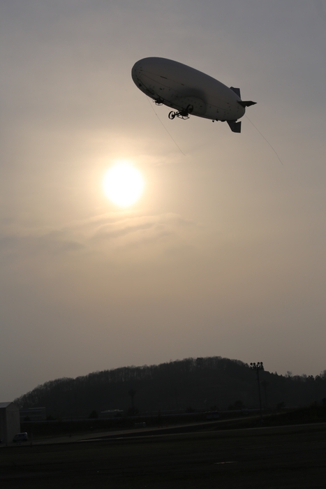 夕日受けて飛ぶ飛行船