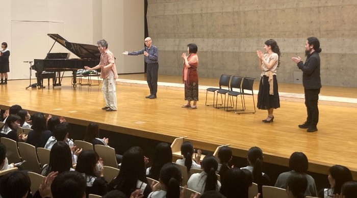 近大附属新宮高校・中学校で芸術鑑賞会を開催 新宮市出身者の実話を描くノンフィクション落語を上演
