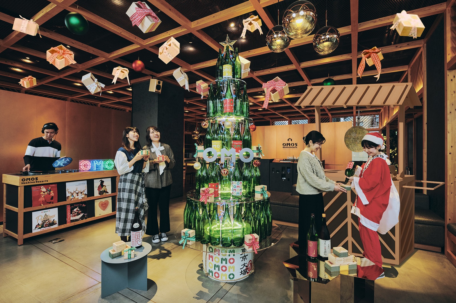 OMO5東京大塚】メリークリス升！一升瓶を持ったサンタが杉玉屋台を引い