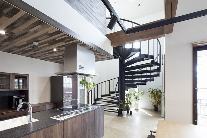 アイランドキッチンのあるラウンジ