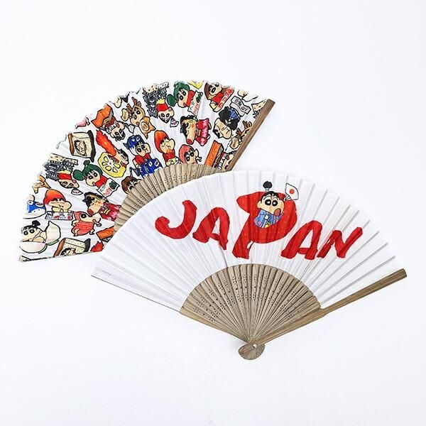 クレヨンしんちゃんの扇子とマグカップ。にぎやかなデザインがしんちゃんらしいアイテムを集めました。