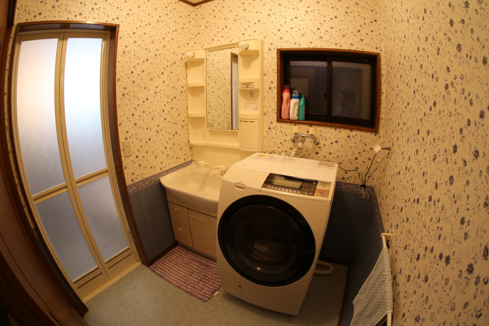 中長期滞在者向けにドラム式洗濯乾燥機も設置