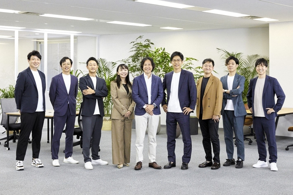 写真左から、株式会社eiicon 管理本部 本部長 岡朋宏、執行役員/地域戦略事業本部 本部長 伊藤達彰、社外取締役 岡洋、代表取締役社長/Founder・CEO 中村亜由子、新 社外監査役 菅原稔 氏、新 社外監査役 原島陽一 氏、取締役副社長/COO・CDO 富田直、イノベーション推進事業本部 Enterprise事業部 部長 香川脩、常務執行役員/CHRO/地域創生・イノベーション創出支援事業本部 本部長 村田宗一郎