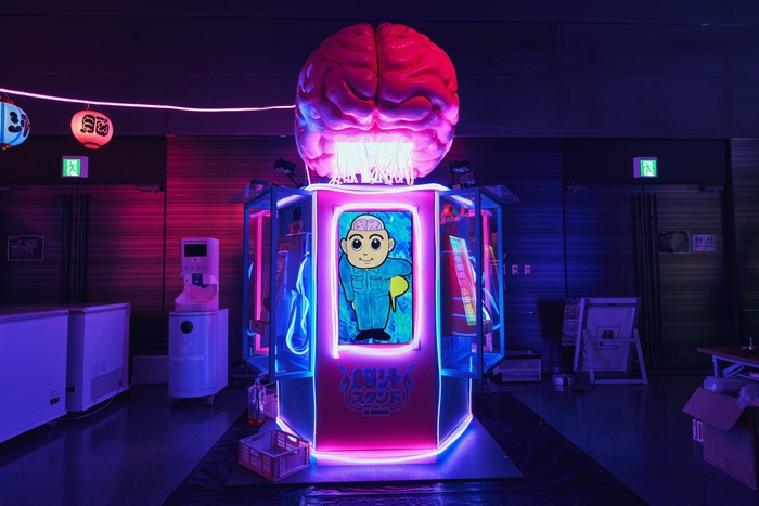 巨大な脳が幻想的に光輝く「脳汁スタンド」