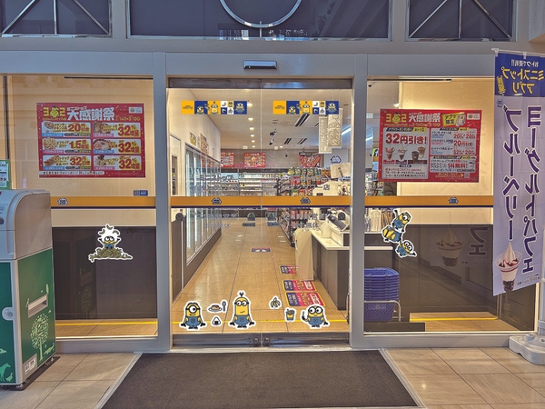 ミニオンステッカーで装飾された店舗　イメージ画像