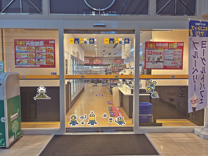 ミニオンステッカーで装飾された店舗　イメージ画像