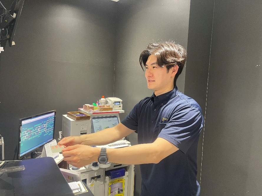 ポロシャツを着用した駅係員