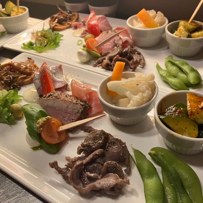 世界の料理を少しづつ楽しめる前菜盛合わせ