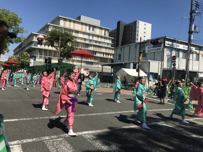 よさこい祭りで踊る踊り子たち_1